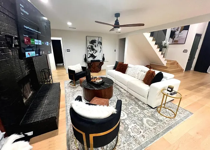 Luxury Home W Pool, Open Kitchen, Poker Room & More