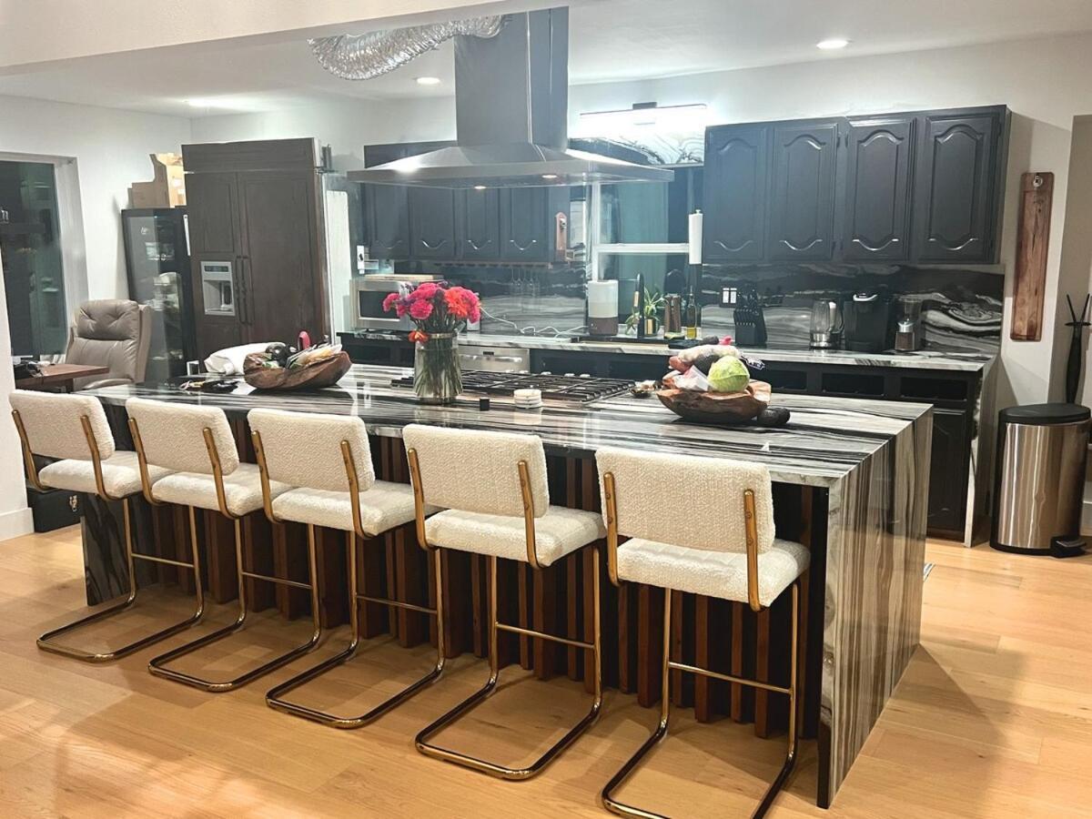 Luxury W Pool, Open Kitchen, Poker & Holiday home *