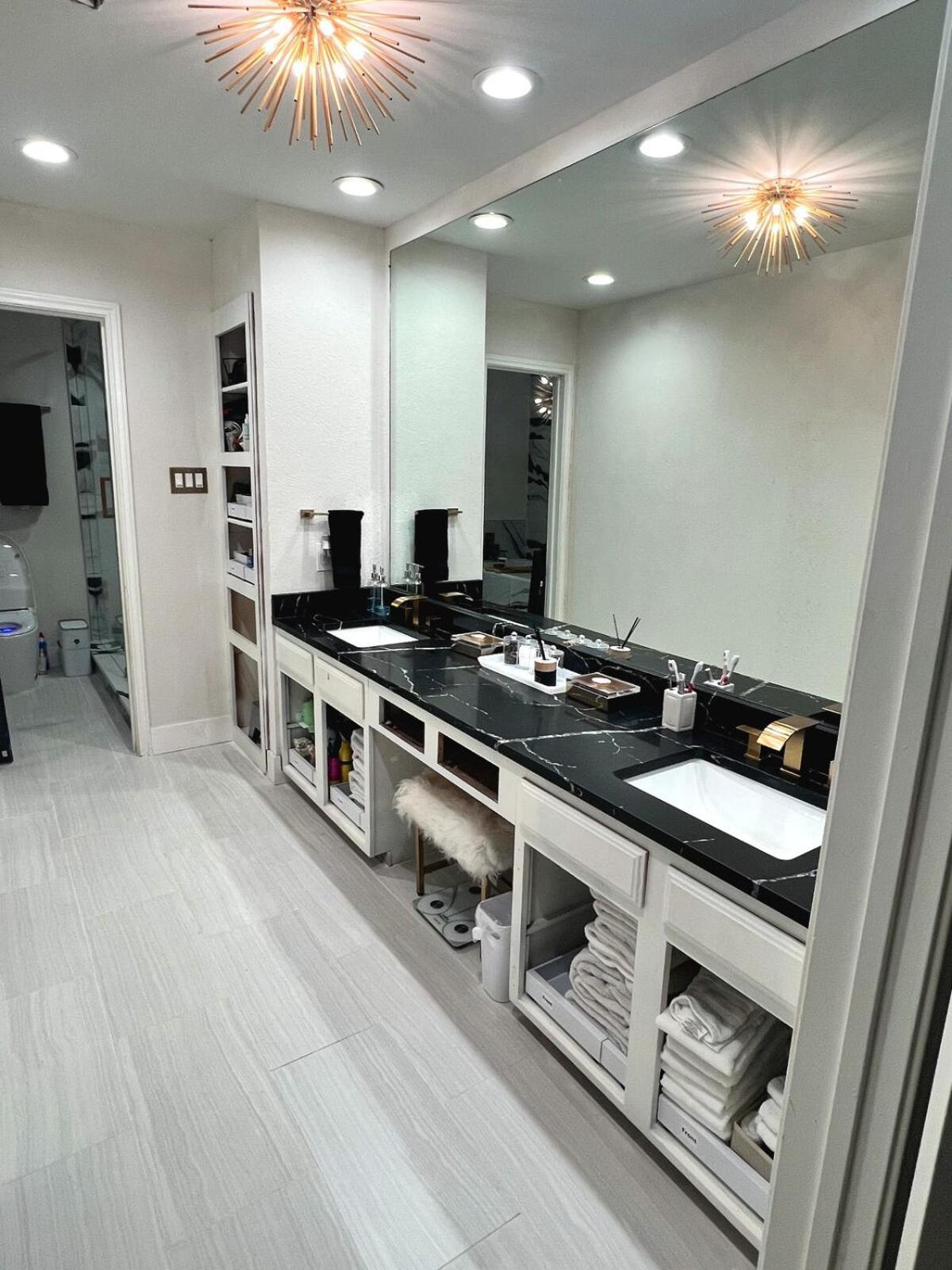 Luxury W Pool, Open Kitchen, Poker & Holiday home *